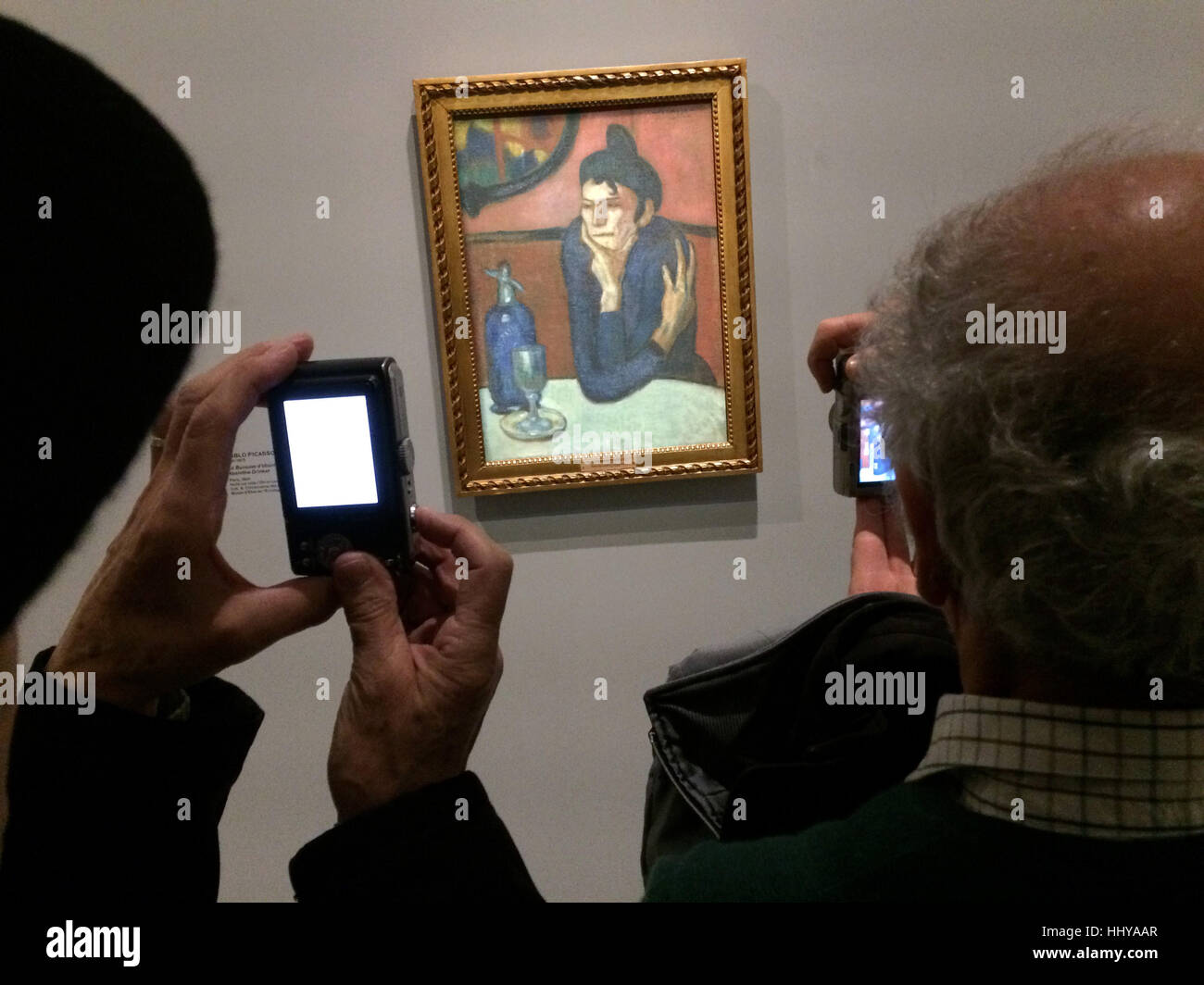 Les visiteurs utilisent des caméras pour photographier le tableau buveur d'Absinthe (1901) de Pablo Picasso présentés à l'exposition d'icônes de l'Art Moderne à partir de la Collection Chtchoukine) par la Fondation Louis Vuitton à Paris, France. L'exposition est présentée jusqu'au 5 mars 2017. Banque D'Images