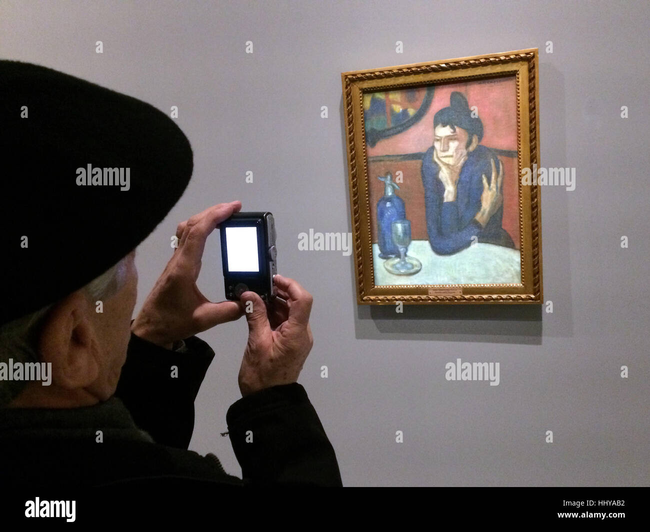 Visiteur utilise une caméra pour photographier le tableau buveur d'Absinthe (1901) de Pablo Picasso présentés à l'exposition d'icônes de l'Art Moderne à partir de la Collection Chtchoukine) par la Fondation Louis Vuitton à Paris, France. L'exposition est présentée jusqu'au 5 mars 2017. Banque D'Images