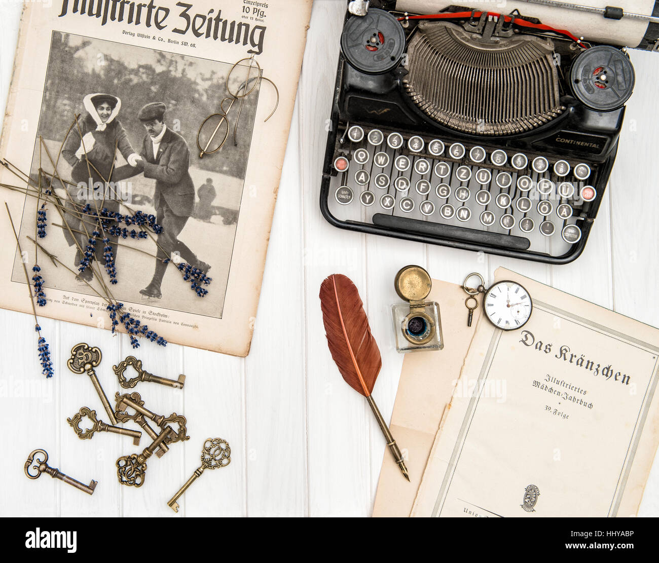 Machine à écrire antique vintage et accessoires de bureau sur table en bois. Télévision jeter still life Banque D'Images