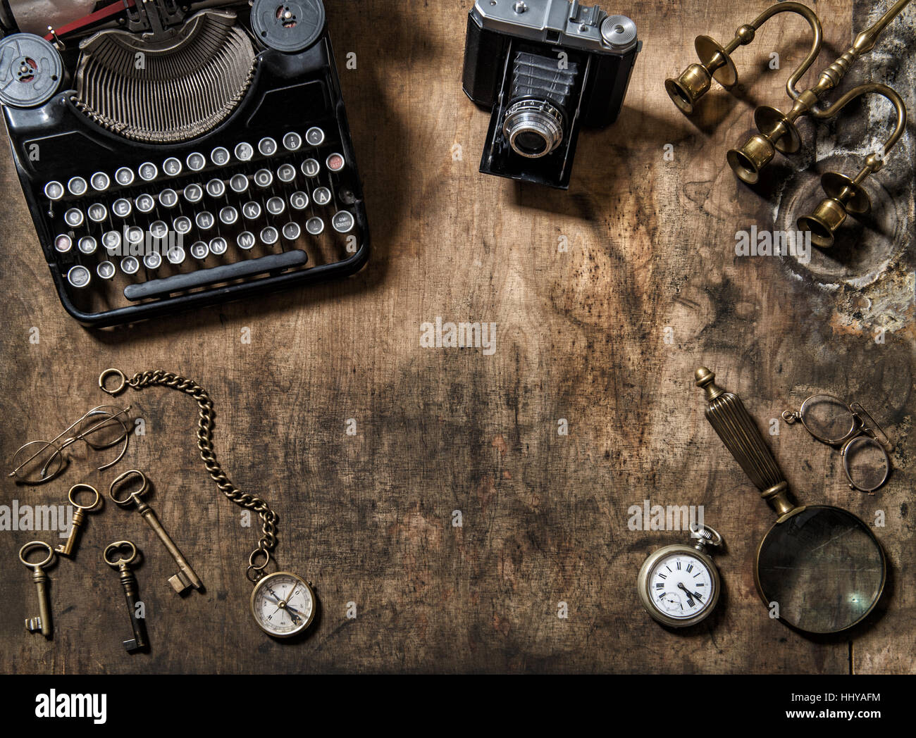 Machine à écrire ancienne, objets vintages et appareil photo. Télévision jeter still life Banque D'Images
