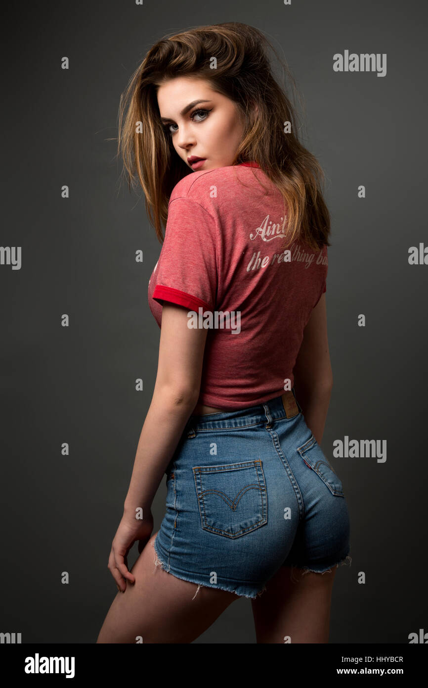 Portrait of Young Woman Looking at Camera, Studio Shot sur fond gris Banque D'Images