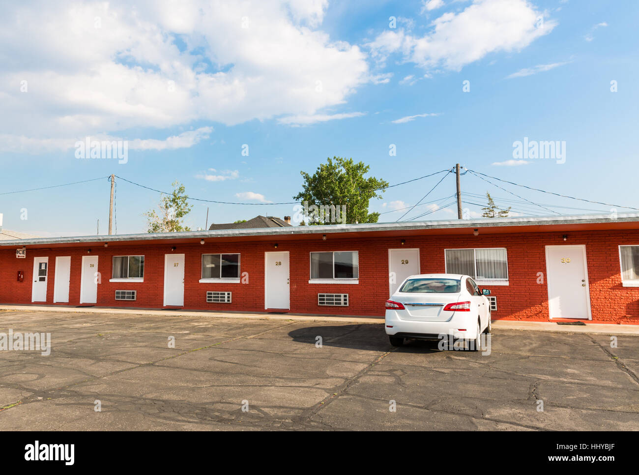 Highway motel contre ciel nuageux. Banque D'Images