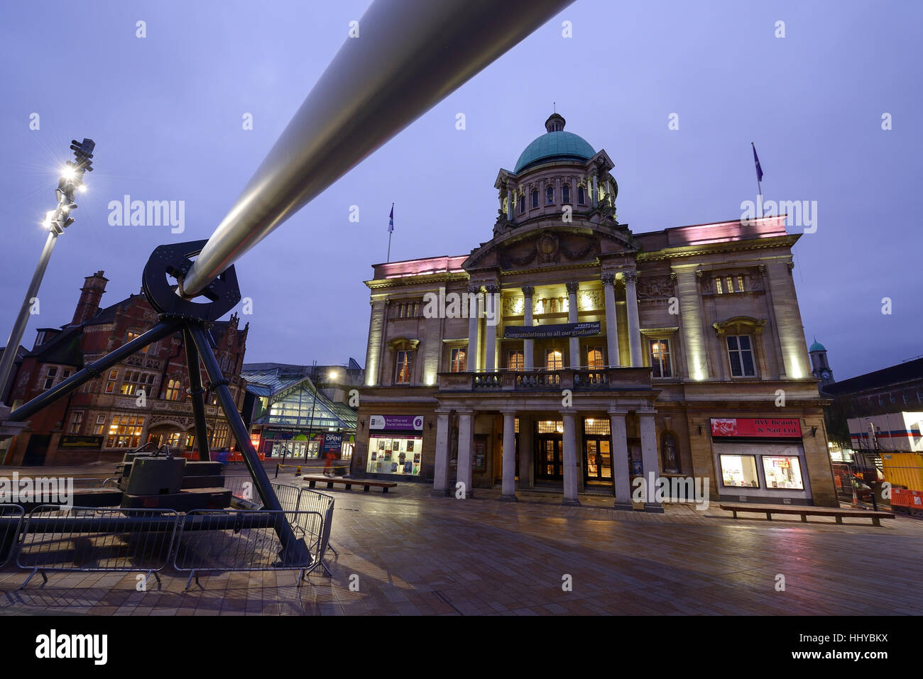 L'Hôtel de Ville et la pale de rotor d'art installé pour la ville de coque de la Culture 2017 Banque D'Images