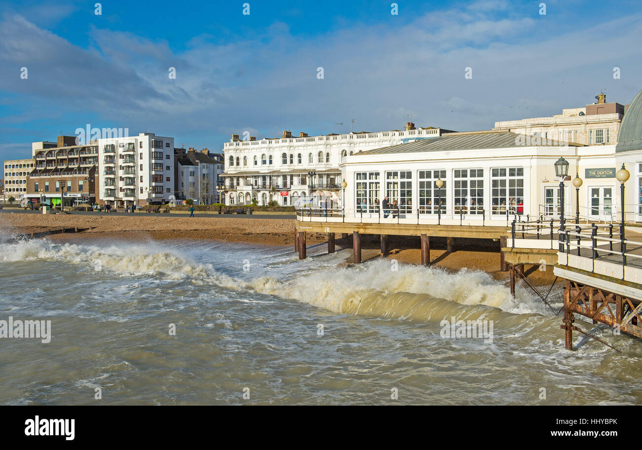 Rouler dans les vagues par jetée de Worthing West Sussex en front de mer à marée haute en hiver UK Banque D'Images