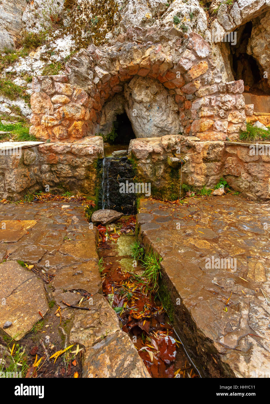 Détails de construction dans le parc naturel de l'eau avec des ressorts, des décorations en pierre, des arches et des canaux près de Fyli Région de la Grèce Banque D'Images