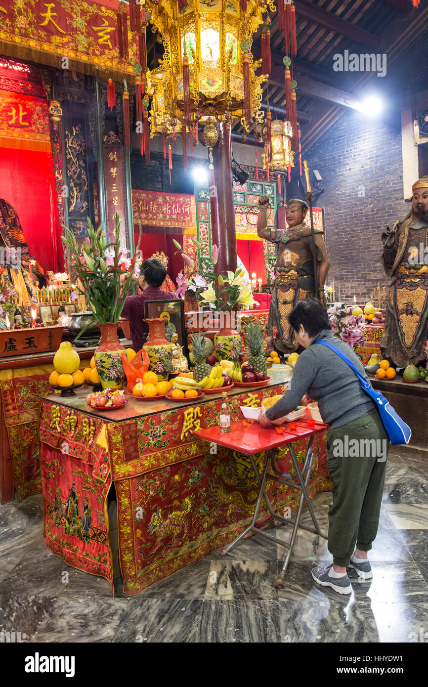 Fidèles pendant qu'ils prient dans Temple Man Mo à Hong Kong Banque D'Images