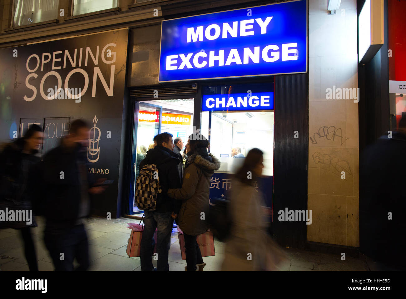 Le bureau de change de l'argent tard dans la nuit sur Oxford Street, Central London, England, UK Banque D'Images