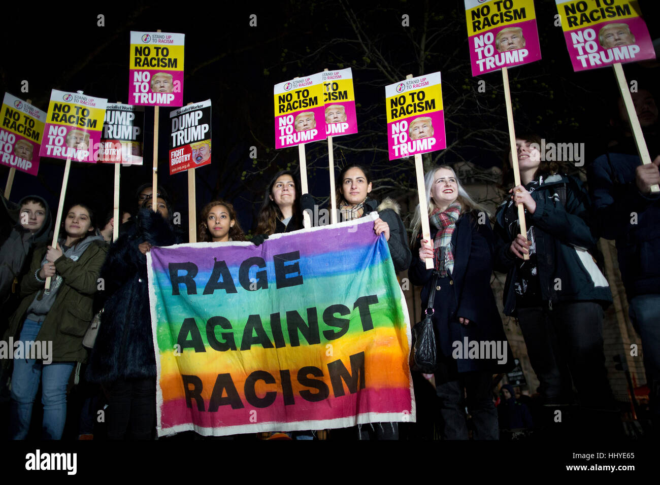Protester contre l'investiture du président américain Donald Trump à l'extérieur de l'ambassade américaine de Londres, Grosvenor Square, London, UK. Banque D'Images