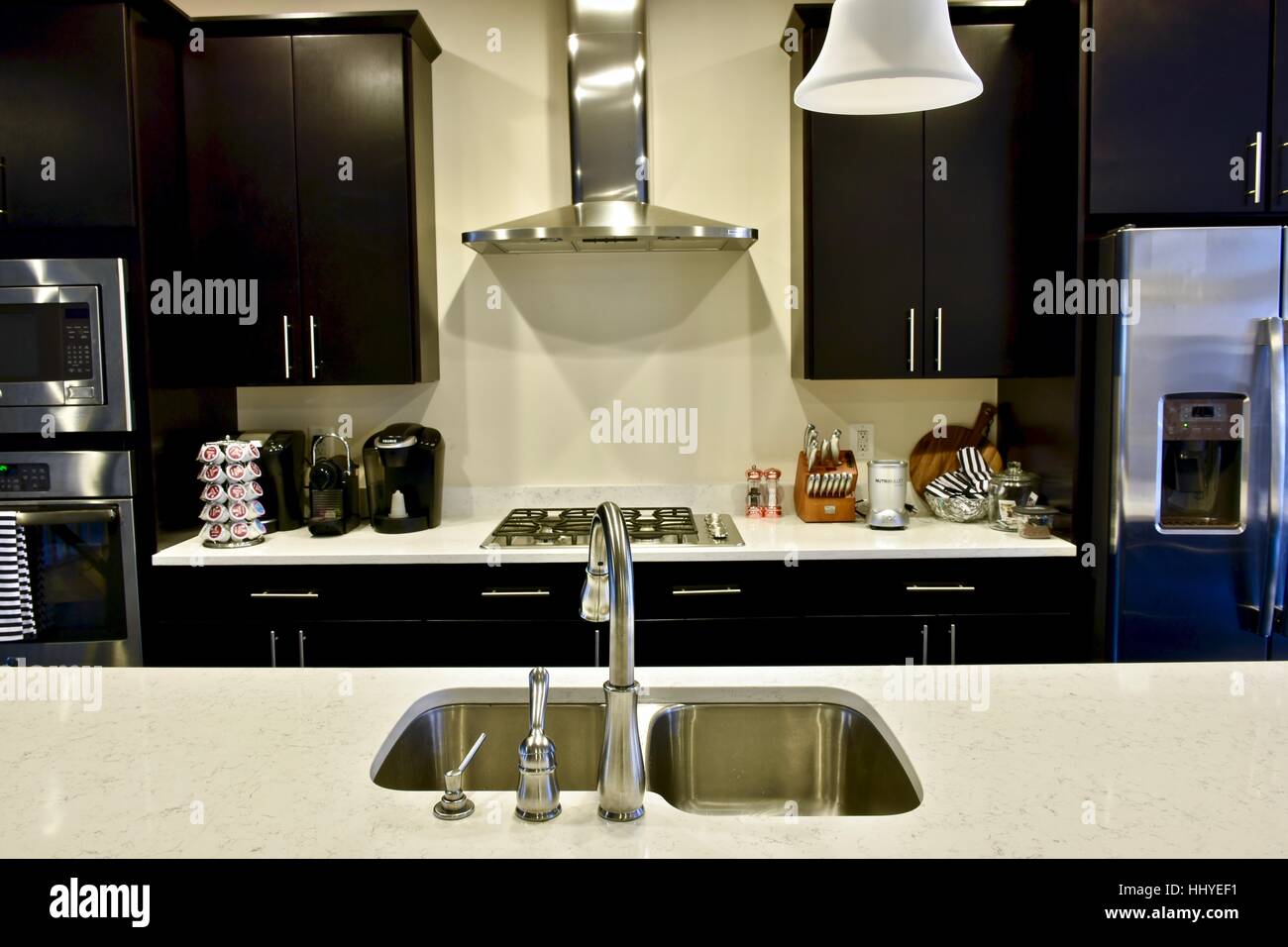 Une belle cuisine avec un grand de l'île de marbre Carrera dans une maison moderne Banque D'Images