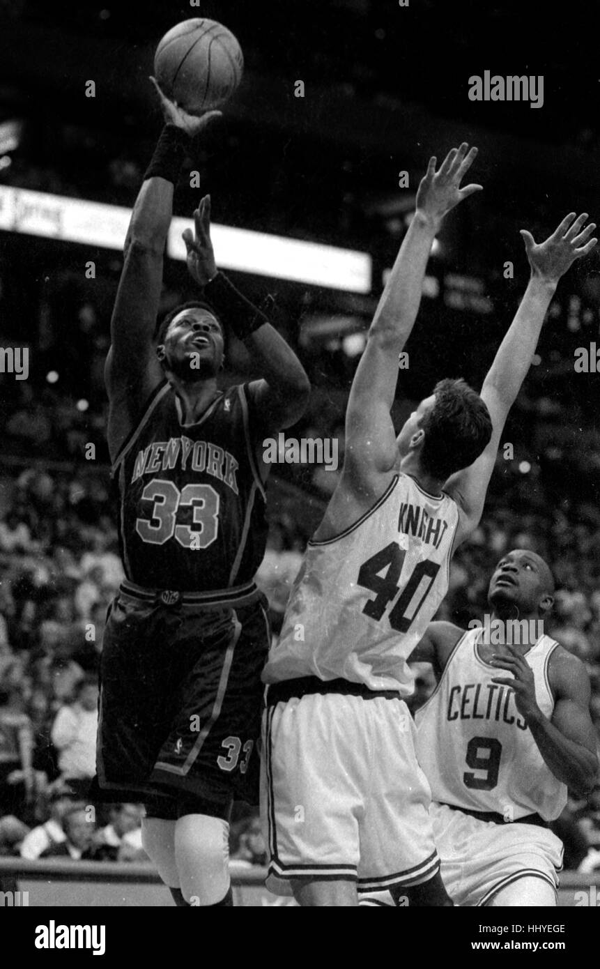New York Knicks Patrick Ewing scores sur Celtics Travis Knight dans le Fleet Center à Boston MA USA photo de Bill belknap Banque D'Images
