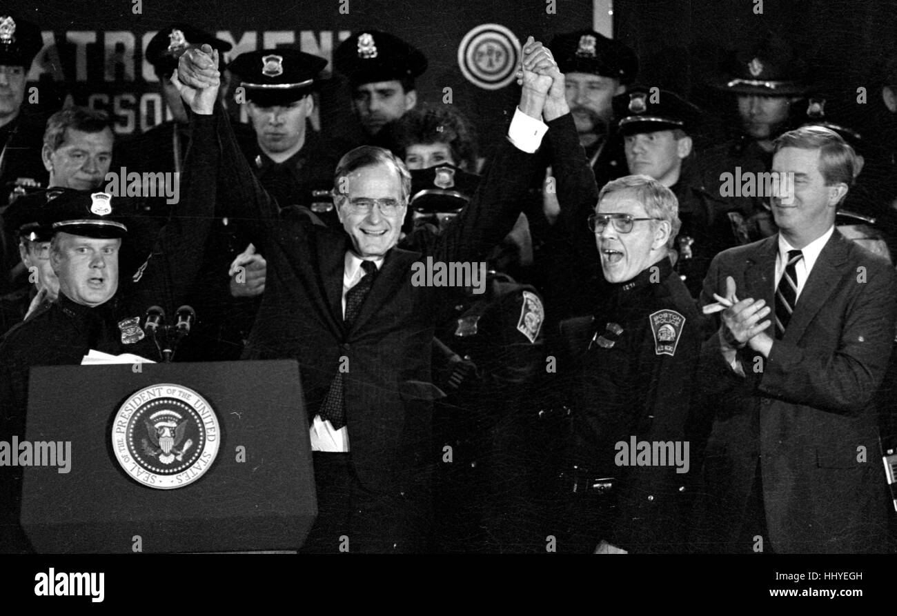 Le président George H. Bush flanqué par les membres du syndicat de la Police de Boston célèbre comme l'Union européenne souscrit à lui pour le Président, le président du syndicat de police droit à Don Murray points à Bush, et Massachuestts Gov. Bill Weld applaudit Vendredi, 2 Oct 1992 Banque D'Images