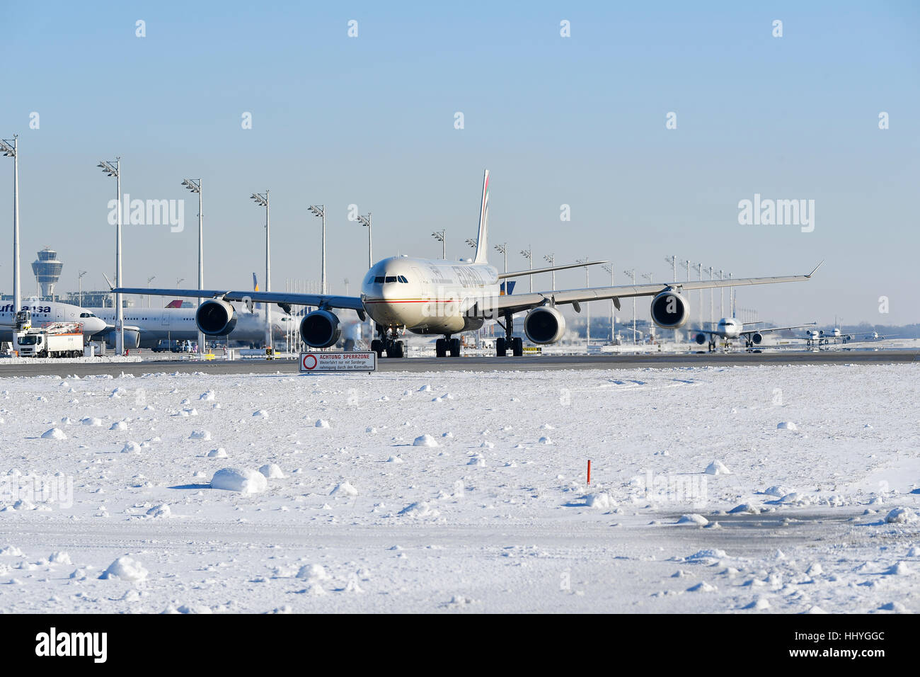 Etihad, UNE 340, avion, a/c, avion, avion, aile, la voie de circulation, piste, roll out, neige, déploiement, décoller, Banque D'Images