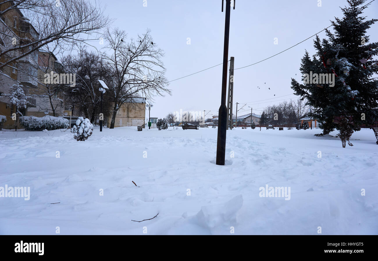 Dunes de neige et heureux les enfants jouant avec des boules de neige Banque D'Images