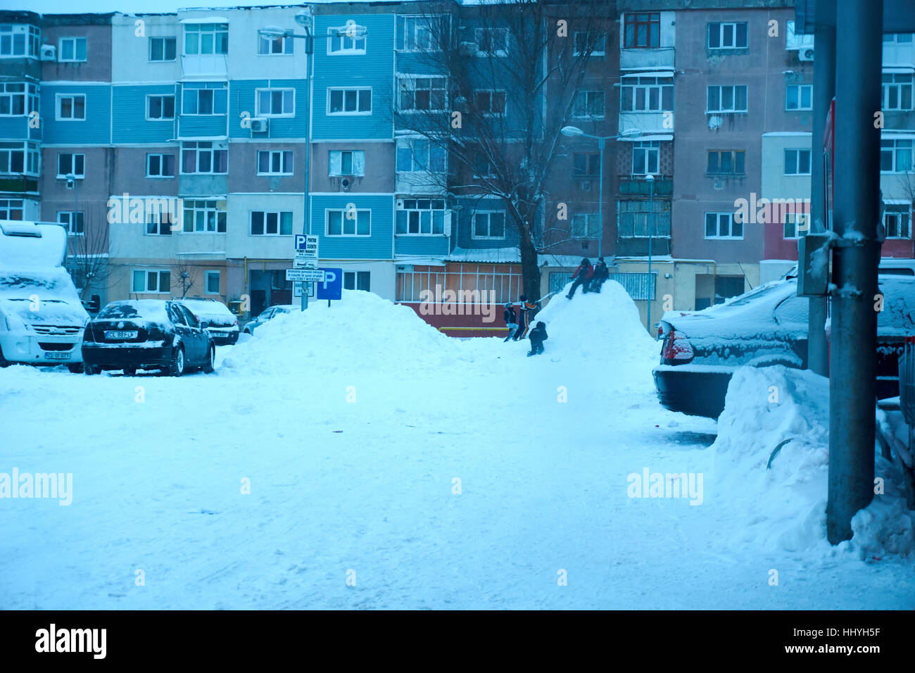 Dunes de neige et heureux les enfants jouant avec des boules de neige Banque D'Images