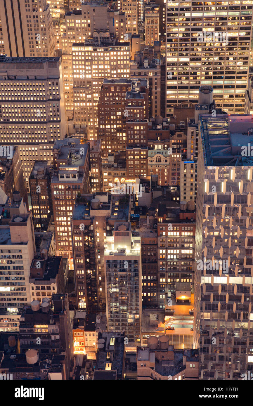 Voir De nombreux bâtiments et gratte-ciel à travers New York City Banque D'Images