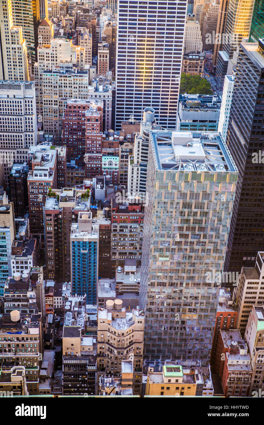 Voir De nombreux bâtiments et gratte-ciel à travers New York City Banque D'Images