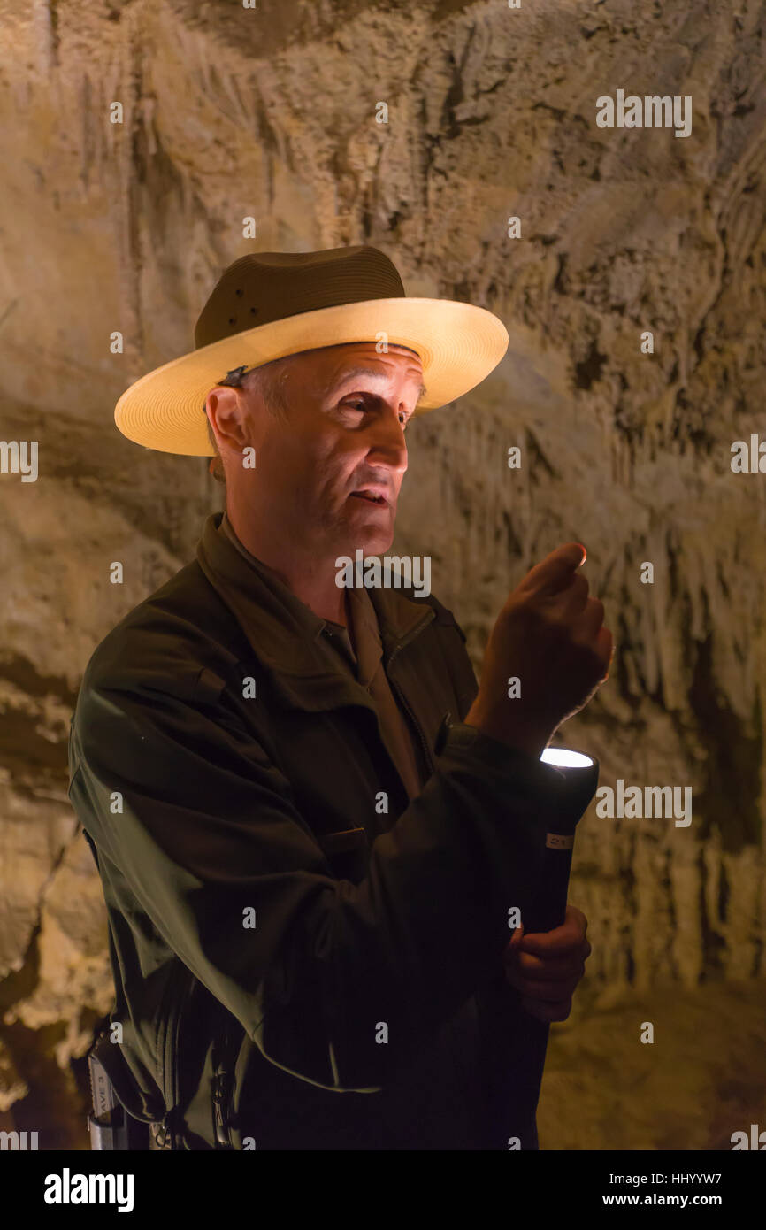 Rangers d'interprétation Mark Kirtley expliquant la formation de fonctionnalités dans Lehman Caves dans le Parc National du Grand Bassin, Nevada, USA Banque D'Images