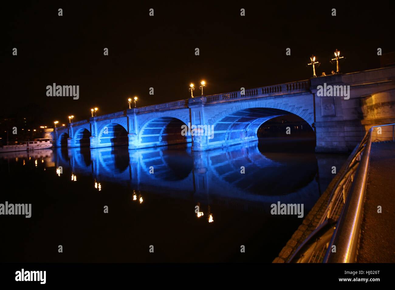 Kingston Bridge illuminé la nuit à Surrey, au sud ouest de Londres. Janvier 2017 Banque D'Images