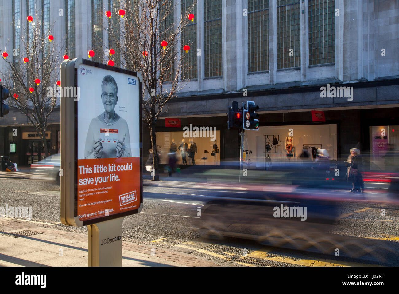 Bannerstands ou campagne d'affichage pour la sensibilisation du cancer de l'intestin, à l'aide de la publicité dans la rue Deansgate, Manchester, Royaume-Uni. Banque D'Images