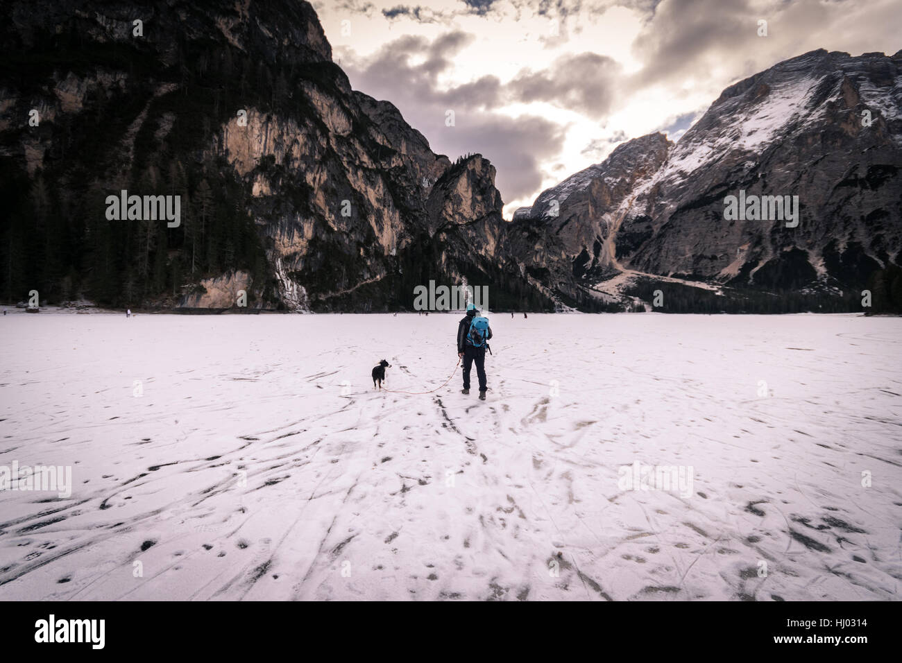 Paysage d'hiver du lac gelé à Braies alpes Dolomites, Italie. Banque D'Images