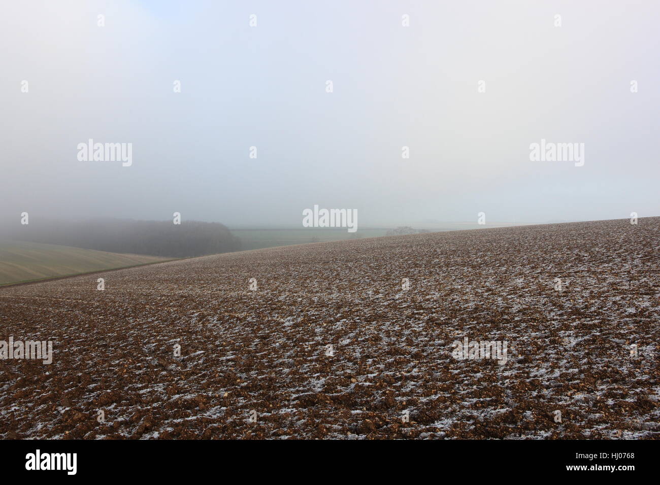 Le sol gelé de charrue journée d'hiver sur les hauteurs de la pittoresque Yorkshire Wolds. Banque D'Images