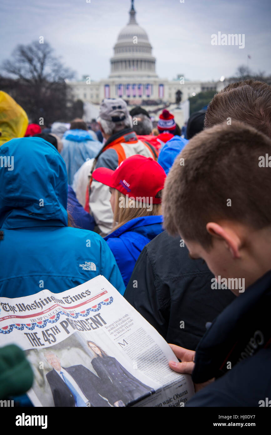 Washington DC, États-Unis. 20 janvier 2017. Journée d'inauguration. Homme lisant le Washington Times lors de l'inauguration de Donald Trump au Capitole. 58ème cérémonie assermentée. Trump devient le 45ème président des États-Unis. Crédit: Yuriy Zahvoyskyy/Alay Live News Banque D'Images