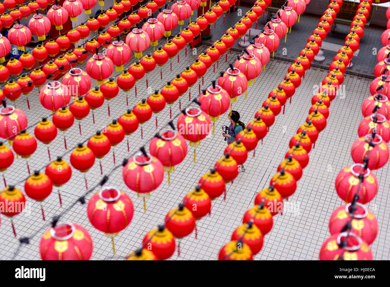 Kuala Lumpur, Malaisie. 21 Jan, 2017. Une femme marche sous les lanternes chinoises traditionnelles décorées au Temple de Thean Hou avant la nouvelle année lunaire du coq à l'occasion des célébrations, le 21 janvier 2017 à Kuala Lumpur, Malaisie. Selon le calendrier chinois, le Nouvel An lunaire commence le 28 janvier 2017, marquant le début de la nouvelle année du Coq. Crédit : Chris JUNG/Alamy Live News Banque D'Images
