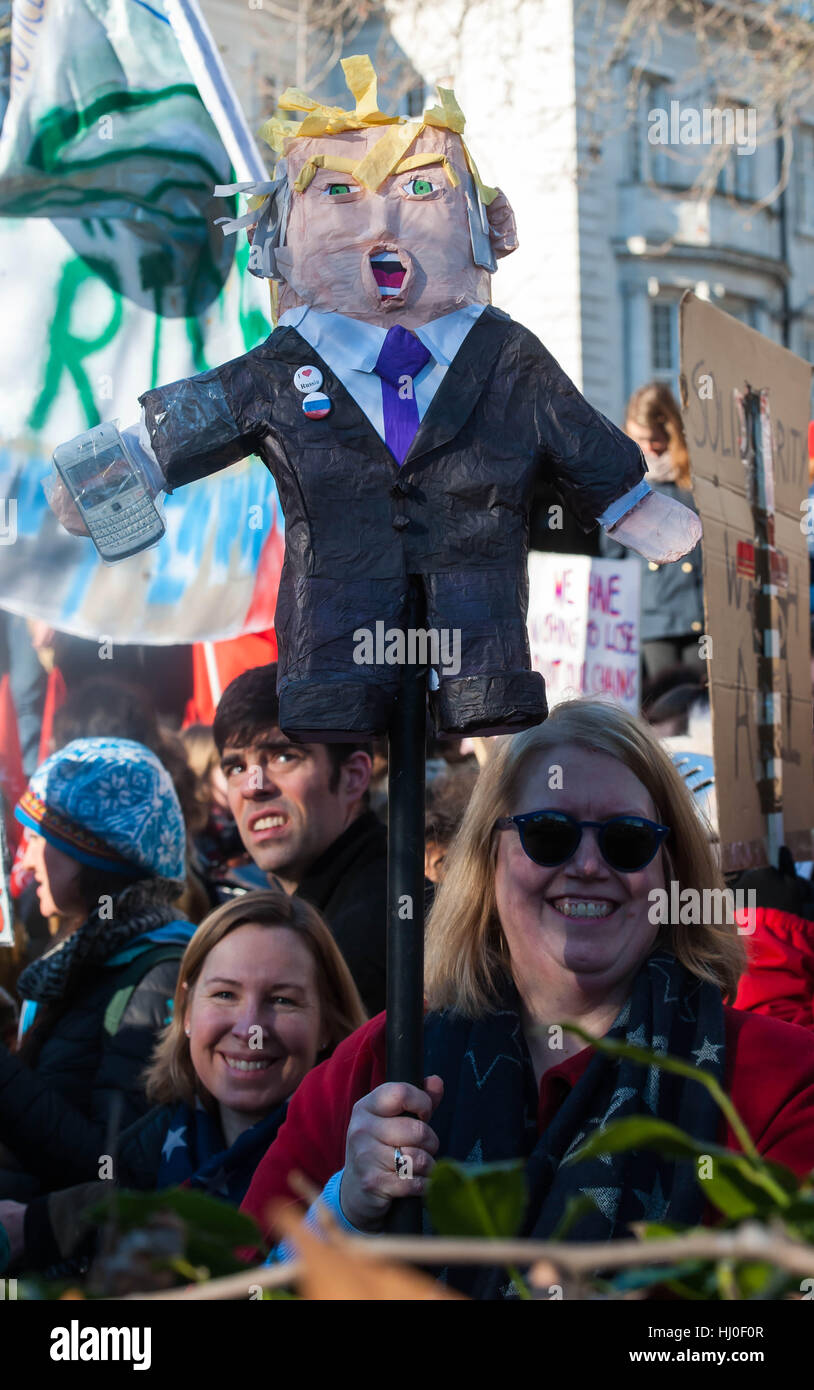 Londres, ANGLETERRE - 21 janvier : Des manifestants prendre part à la Marche des femmes le 21 janvier 2017 à Londres, en Angleterre. La Marche des femmes est née à Washington DC, mais bientôt d'être une marche mondiale, appelant tous les citoyens concernés à défendre l'égalité, la diversité et l'inclusion et pour les droits des femmes à être reconnue dans le monde comme l'homme. Marches mondiaux sont actuellement en cours, le même jour, à travers les sept continents. Michael Tubi / Alamy live News Banque D'Images