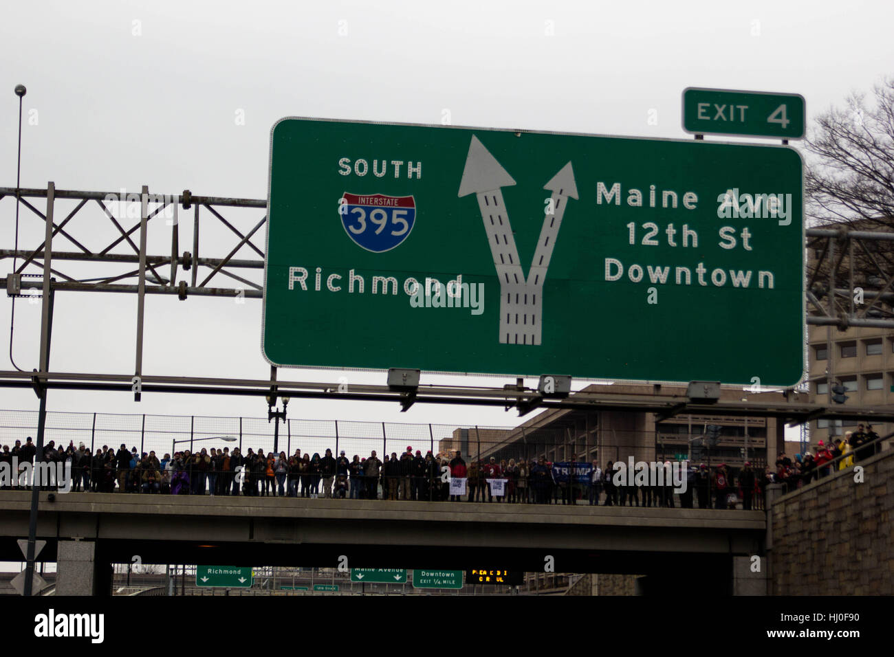 Washington DC, USA. Le 20 janvier, 2017. Une foule de manifestants contre le Président mars montres Donald Trump le long de l'autoroute I-395, Washington DC, le vendredi, Janvier 20, 2017. Crédit : Michael Candelori/Alamy Live News Banque D'Images