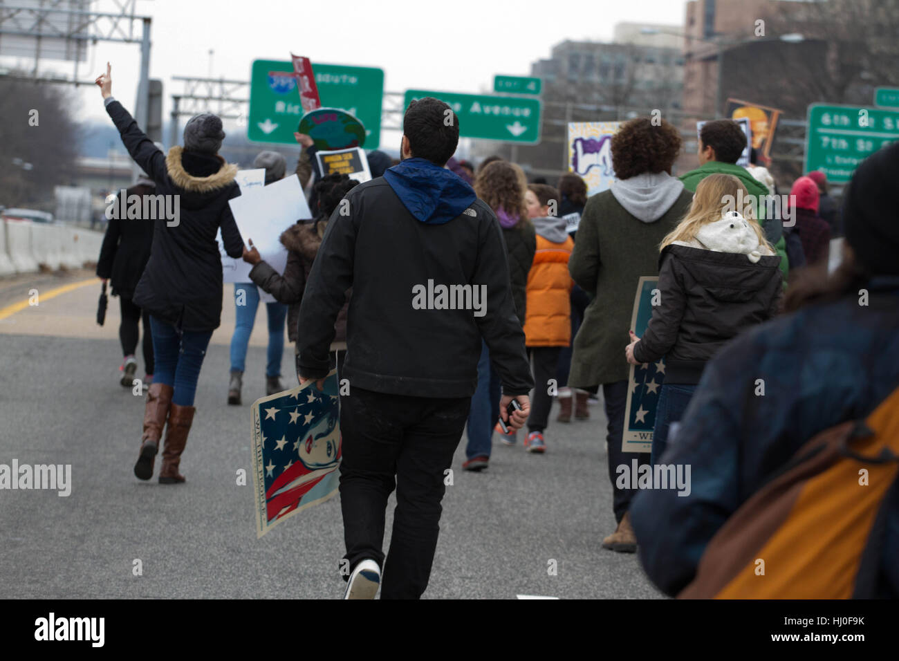 Washington DC, USA. Le 20 janvier, 2017. Les manifestants expriment leurs inquiétudes à propos de mars nouvellement inauguré Président Donald Trump sur l'autoroute I-395 à Washington, DC, le vendredi, Janvier 20, 2017. Crédit : Michael Candelori/Alamy Live News Banque D'Images