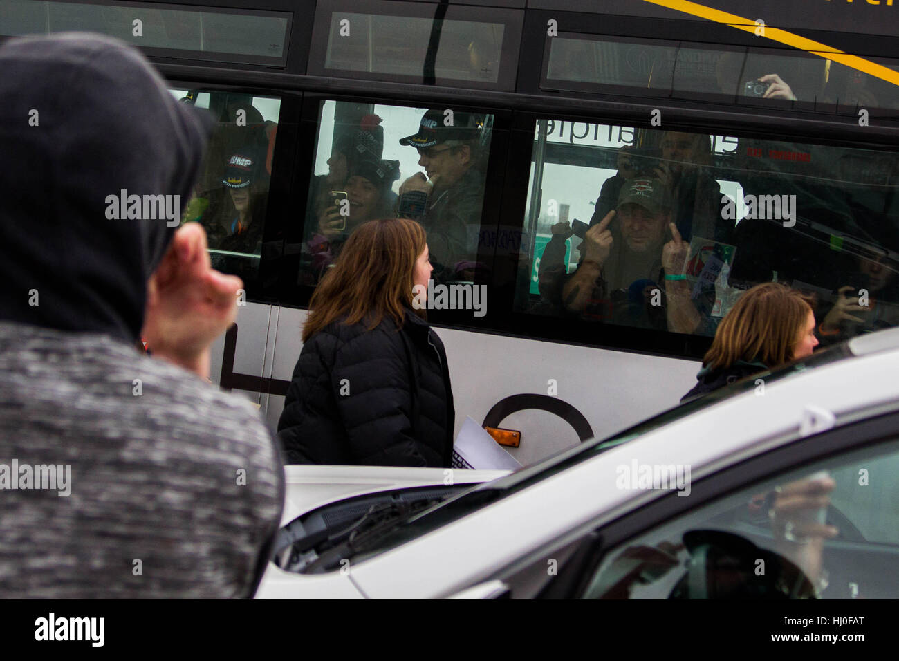 Washington DC, USA. Le 20 janvier, 2017. Les partisans du Président Donald Trump motion de manifestants marchant le long de l'autoroute I-395 à Washington, DC, le vendredi, Janvier 20, 2017. Crédit : Michael Candelori/Alamy Live News Banque D'Images