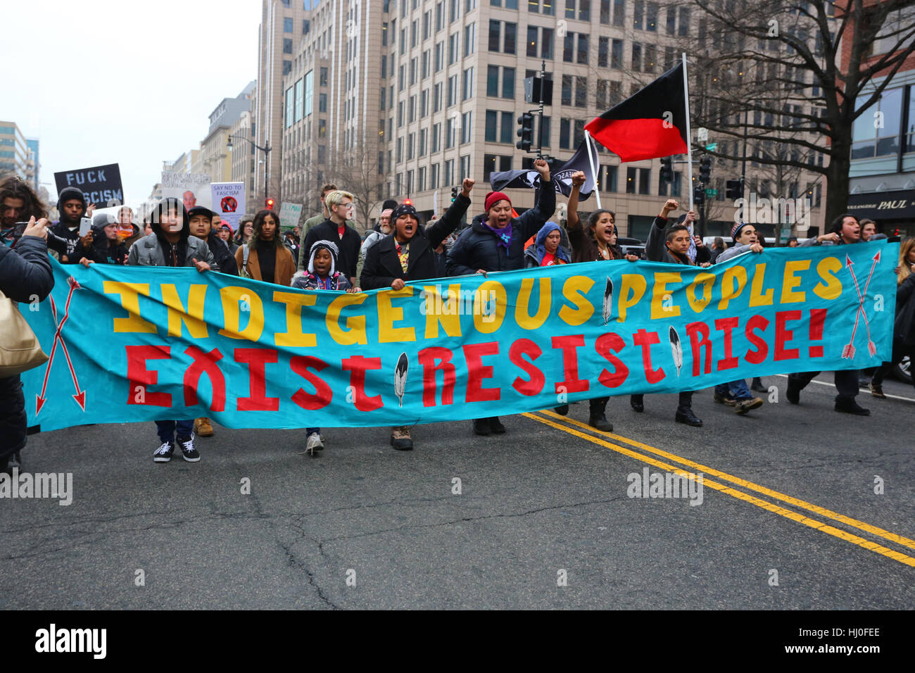 Washington, DC, États-Unis. 20 janvier 2017. Manifestations le jour de l'inauguration. Bannière à la tête de la marche d'inauguration des occupations le long de l'avenue K. la bannière se lit comme suit : « les peuples autochtones, existent, résistent, s'élèvent ». 20 janvier 2017. Banque D'Images