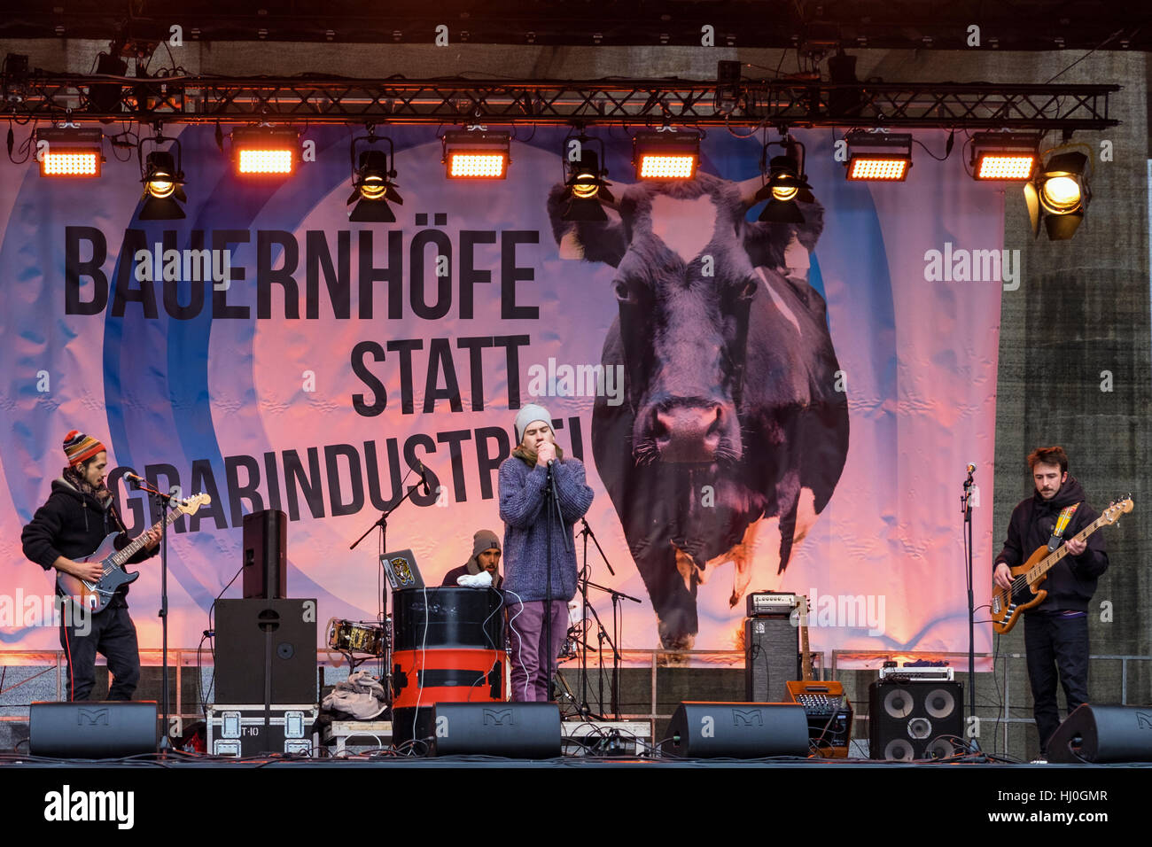 Berlin, Allemagne, du 21 janvier 2017. La scène Rock de la nature est mis en place à la porte de Brandebourg, le concert fait partie d'une manifestation qui s'oppose à l'ingénierie génétique dans les plantes et est portée à Berlin par le Generatorgemeinschaft Bäuerlichen Schwäbisch Hall (BESH). Eden Breitz/Alamy Live News Banque D'Images