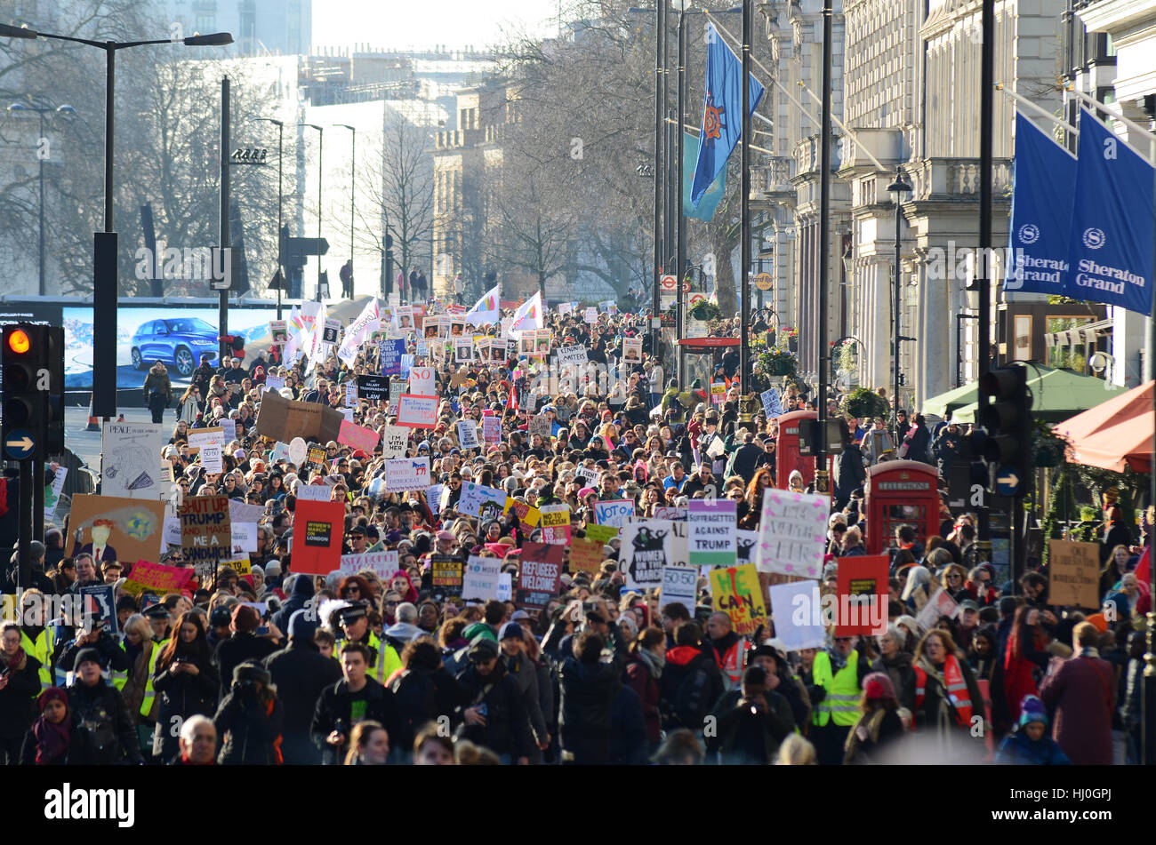 À Londres une marche des femmes contre l'atout de Donald se sont réunis devant l'ambassade américaine avant de se rendre à un rassemblement à Trafalgar Square. Banque D'Images