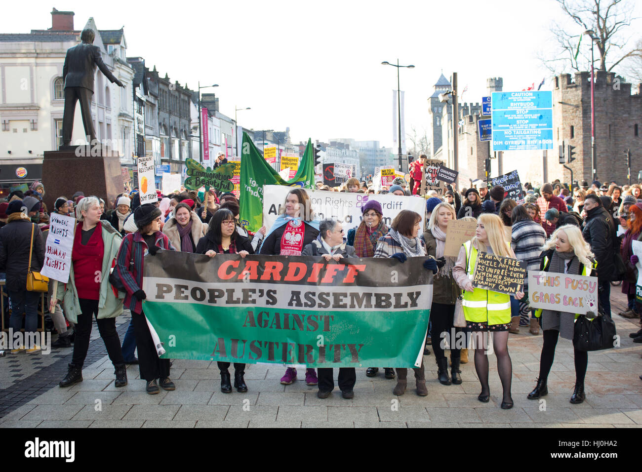 Cardiff, Pays de Galles. 21 Jan, 2017. Les protestataires prennent part à la Marche des femmes sur la rue Queen, dans le cadre d'un mouvement contre l'atout de Donald. Credit : Aimee Herd/Alamy Live News Banque D'Images