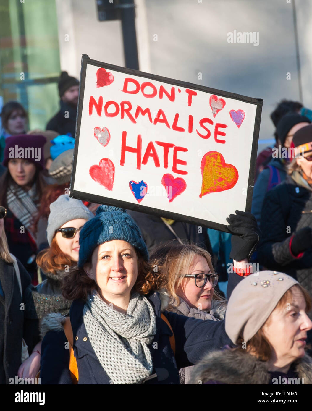Londres, ANGLETERRE - 21 janvier : Des manifestants prendre part à la Marche des femmes le 21 janvier 2017 à Londres, en Angleterre. La Marche des femmes est née à Washington DC, mais bientôt d'être une marche mondiale, appelant tous les citoyens concernés à défendre l'égalité, la diversité et l'inclusion et pour les droits des femmes à être reconnue dans le monde comme l'homme. Marches mondiaux sont actuellement en cours, le même jour, à travers les sept continents. Michael Tubi / Alamy live News Banque D'Images