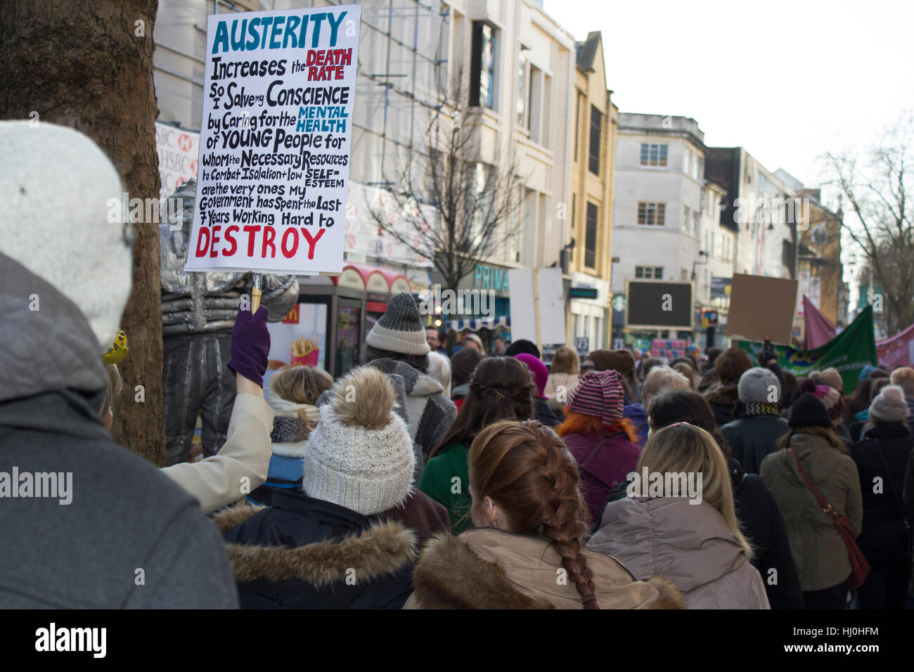 Cardiff, Pays de Galles. 21 Jan, 2017. Les protestataires prennent part à la Marche des femmes sur la rue Queen, dans le cadre d'un mouvement contre l'atout de Donald. Credit : Aimee Herd/Alamy Live News Banque D'Images
