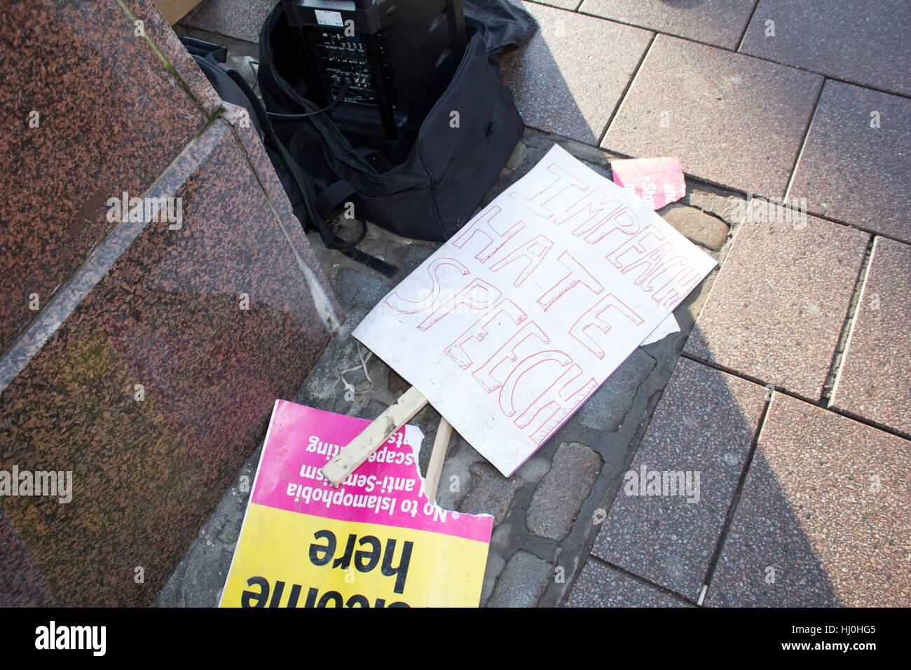 Cardiff, Pays de Galles. 21 Jan, 2017. Les protestataires prennent part à la Marche des femmes sur la rue Queen, dans le cadre d'un mouvement contre l'atout de Donald. Credit : Aimee Herd/Alamy Live News Banque D'Images