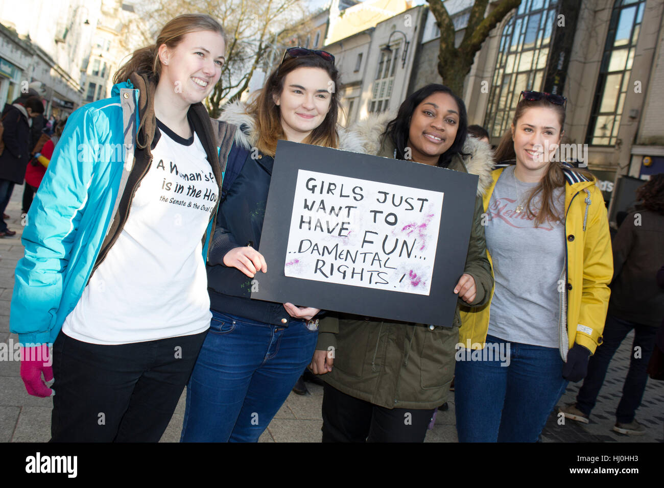 Cardiff, Pays de Galles. 21 Jan, 2017. Les protestataires prennent part à la Marche des femmes sur la rue Queen, dans le cadre d'un mouvement contre l'atout de Donald. Credit : Aimee Herd/Alamy Live News Banque D'Images