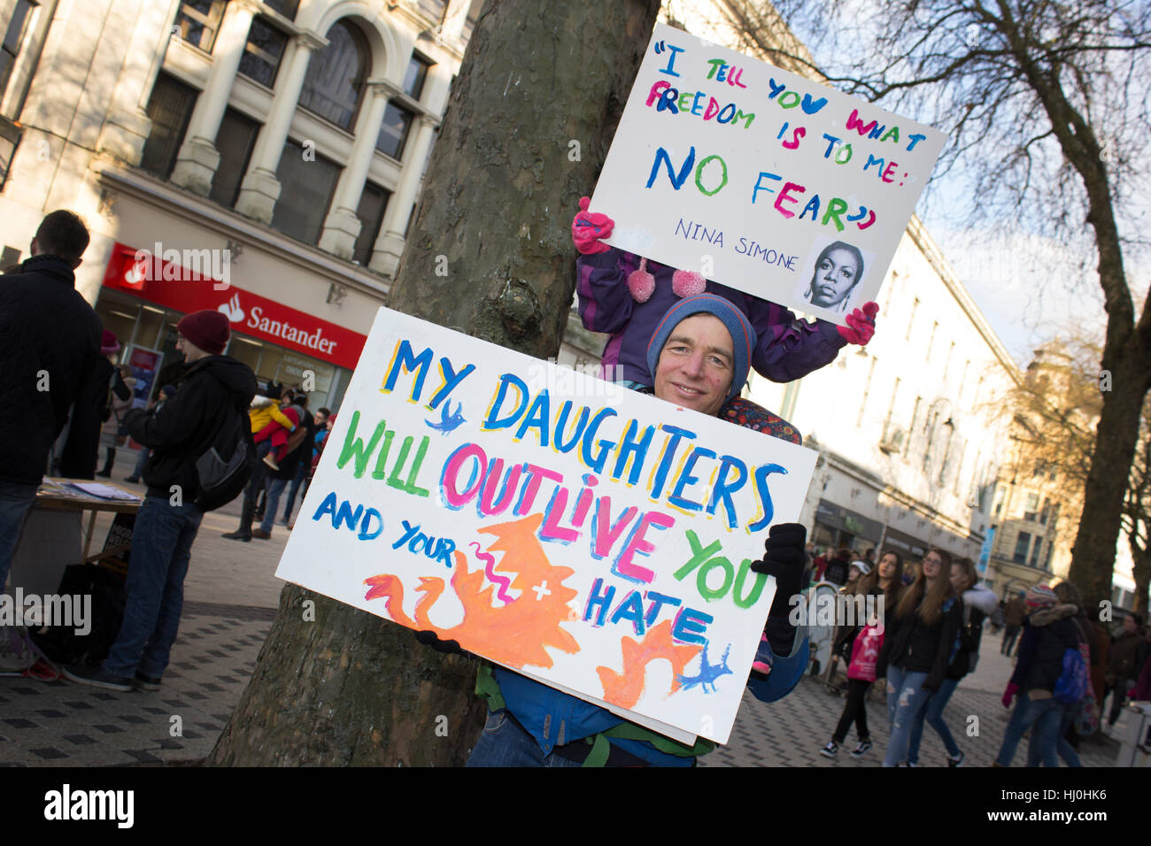 Cardiff, Pays de Galles. 21 Jan, 2017. Les protestataires prennent part à la Marche des femmes sur la rue Queen, dans le cadre d'un mouvement contre l'atout de Donald. Credit : Aimee Herd/Alamy Live News Banque D'Images