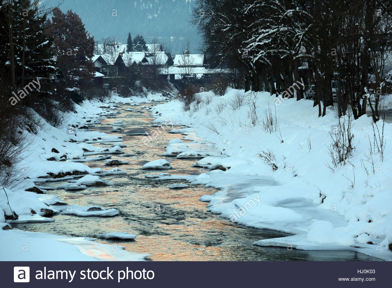 Garmisch-Partenkirchen, Bavière, Allemagne. 21 janvier, 2017. Une photo de coucher de soleil dans la ville de Garmisch-Partenkirchen Bavaria bénéficie d'une période de grand beau temps. Conditions météorologiques pour les vacanciers dans la région des Alpes de Bavière sont idéales pour le moment comme l'état bénéficie d'un ciel clair et une grande quantité de soleil. Credit : reallifephotos/Alamy Live News Banque D'Images