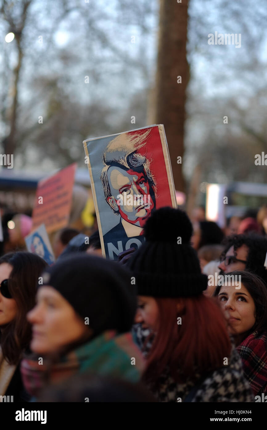 Londres, Angleterre. 21 janvier, 2017. Les femmes à partir de mars l'ambassade des États-Unis à Trafalgar Square et l'égalité exigeant qui protestent contre l'élection de Donald Trump. Crédit. Mark O'Brien/Alamy live news Banque D'Images