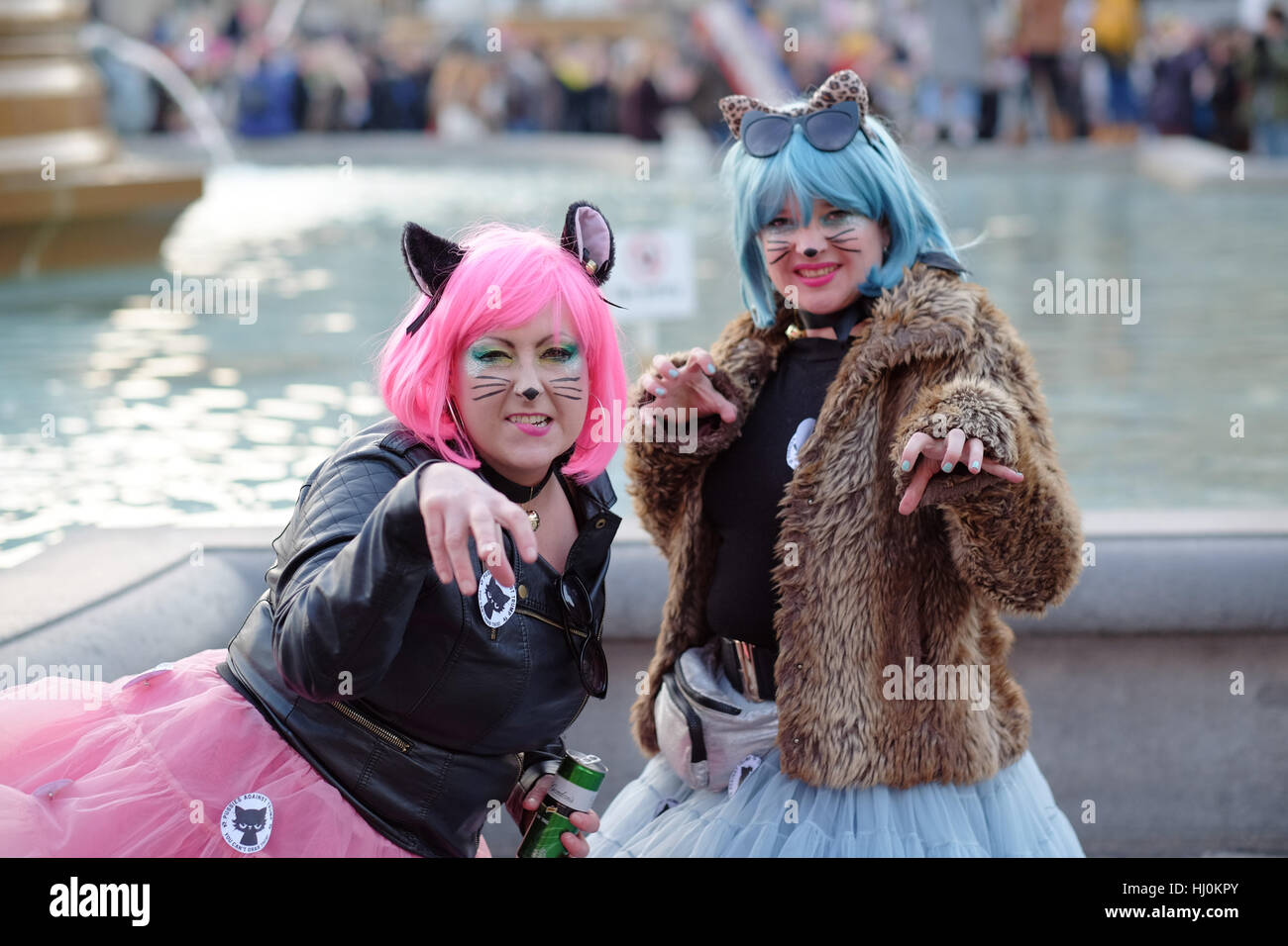 Londres, Angleterre. 21 janvier, 2017. Deux manifestants, habillés en fait à montrer leurs griffes à Trafalgar Square au cours de la Marche des femmes sur Londres. Crédit. Mark O'Brien/Alamy live news Banque D'Images