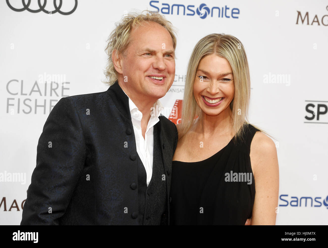 Munich, Allemagne. 21 Jan, 2017. L'acteur Uwe Ochsenknecht et petite amie Kirsten Viebrock arrivant au 44e Bal du Film allemand dans l'hôtel Bayerischer Hof à Munich, Allemagne, 21 janvier 2017. Photo : Tobias Hase/dpa/Alamy Live News Banque D'Images