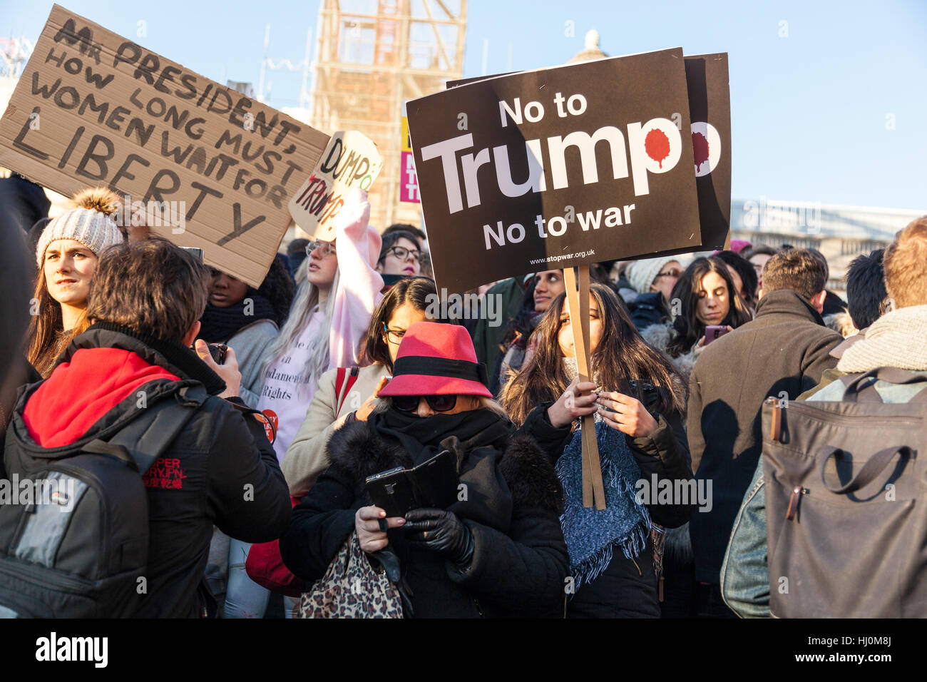 Londres, Royaume-Uni, le 21 janvier 2017 : Suite à l'atout de Donald's inauguration le 20 janvier, 100 000 manifestants ont défilé à Londres pour exprimer leur opposition à sa présidence. Les manifestants marchaient à partir de l'ambassade américaine à Grosvenor Square, à Trafalgar Square, et la Marche des femmes sur Londres était l'une des centaines de manifestations ayant lieu dans de grandes villes du monde entier, le samedi. Credit : galit seligmann/Alamy Live News Banque D'Images