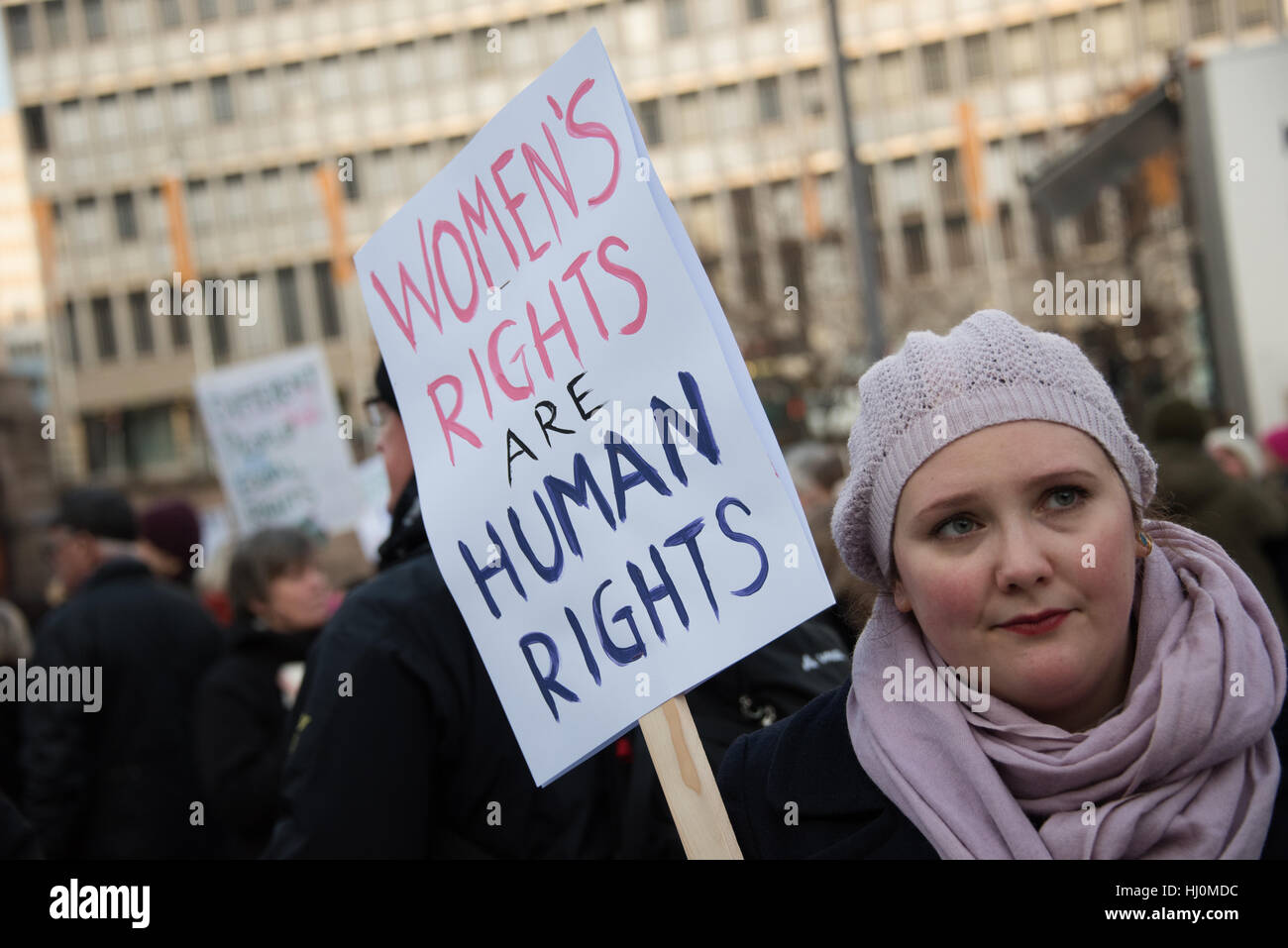 Oslo, Norvège, le 17 janvier, 2017. Des milliers rejoindre la Marche des femmes en Norvège, l'un des 670 protestations globales le jour après l'inauguration du président américain Donald Trump. Ryan Rodrick Beiler/Alamy Live News Banque D'Images