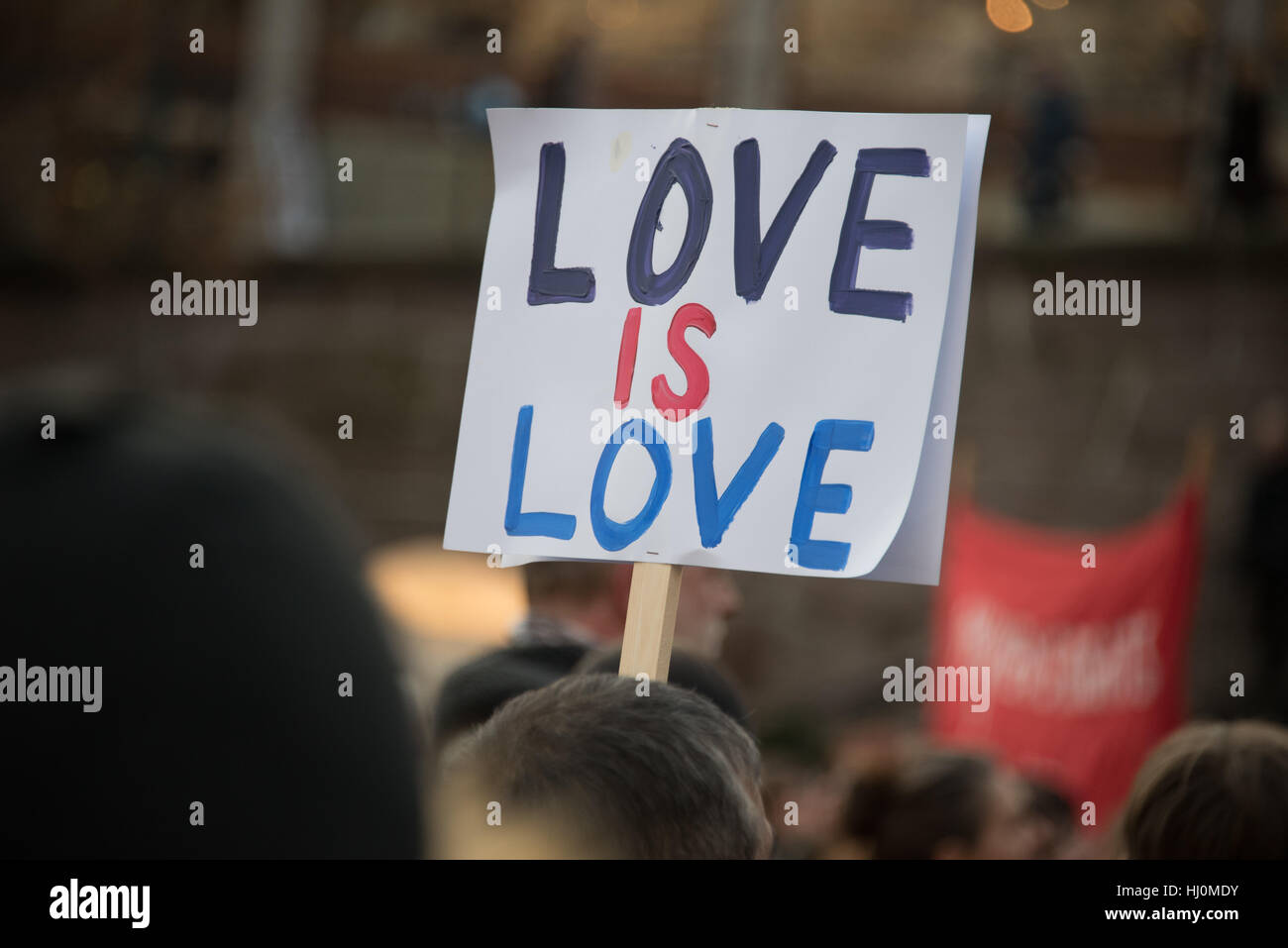 Oslo, Norvège, le 17 janvier, 2017. Des milliers rejoindre la Marche des femmes en Norvège, l'un des 670 protestations globales le jour après l'inauguration du président américain Donald Trump. Ryan Rodrick Beiler/Alamy Live News Banque D'Images