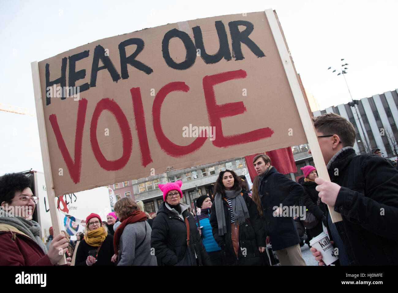 Oslo, Norvège, le 17 janvier, 2017. Des milliers rejoindre la Marche des femmes en Norvège, l'un des 670 protestations globales le jour après l'inauguration du président américain Donald Trump. Ryan Rodrick Beiler/Alamy Live News Banque D'Images