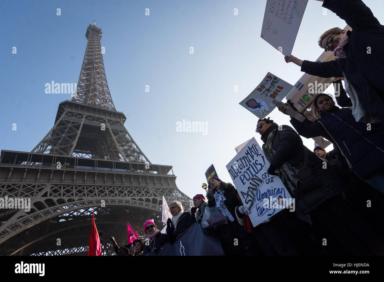 Marche des femmes Paris - 21/01/2017 - France / Ile-de-France (région) / 7ème arrondissement de Paris (7ème arrondissement de Paris) - Les femmes ont marché vers le mur de la paix au "Champ de Mars à Paris pour protester contre l'investiture de Donald Trump. - Julien Mattia / Le Pictorium Banque D'Images