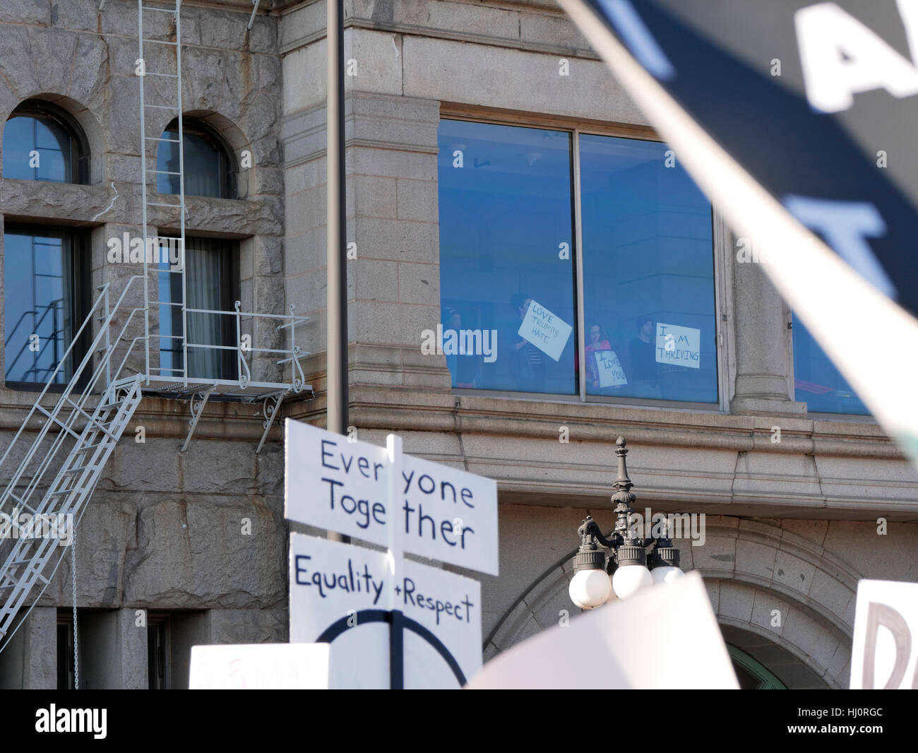 Chicago, Illinois, USA. 21 Jan, 2017. Tenir les manifestants pancartes dans une fenêtre de l'Université Roosevelt au-dessus de Michigan Avenue au cours de la Marche des femmes sur Chicago. Credit : Todd Bannor/Alamy Live News Banque D'Images